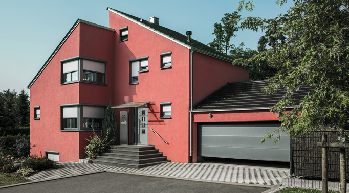 Beispiel Farbvariation Vorbaurollladen an Einzelhaus