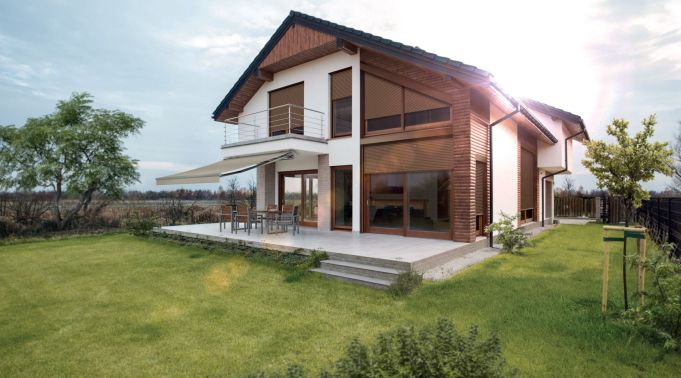 Vorbaurollladen an Einfamilienhaus