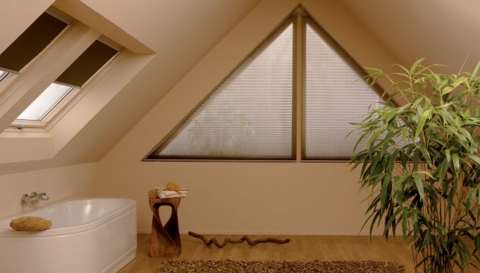 Plissees und Faltstores fuer Giebelfenster und Dachfenster