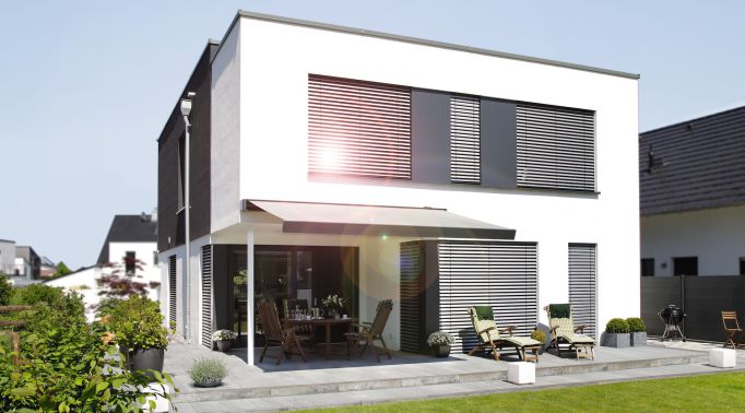 Verdunkelungs-Raffstores an Design-Wohnhaus