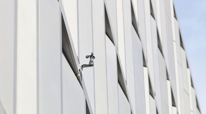 Windsichere Raffstores - Windwächter an Bürogebäude