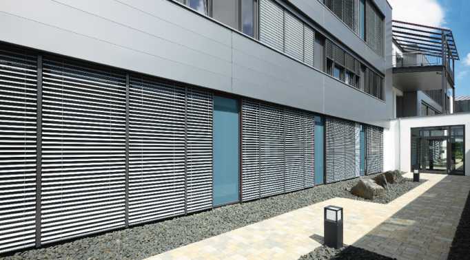 Windsichere Raffstores an Bürogebäude - 2