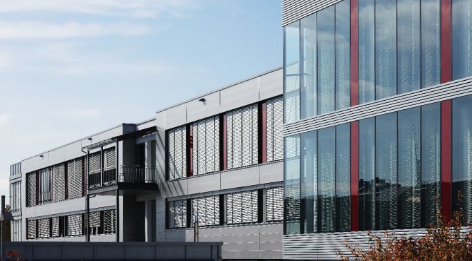 Windstabile Raffstores an Bürogebäude|Windstabile Raffstores