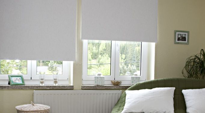 Seitenzugrollos von Decomatic im Schlafzimmer